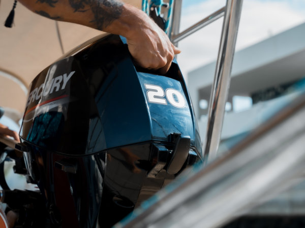 20hp_fourstroke_outboard_inflatable_maintenance_tiller_nomadcitizensailing_France_007